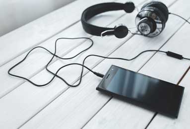 樊振东在德甲打球，感觉就像在玩“猫鼠游戏”，他就是那只气定神闲的猫